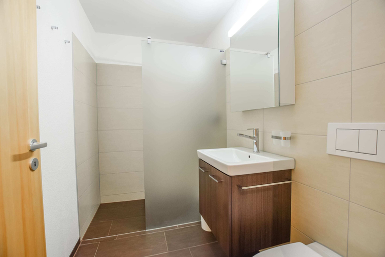 Bathroom 3, Stella 5, Raron
