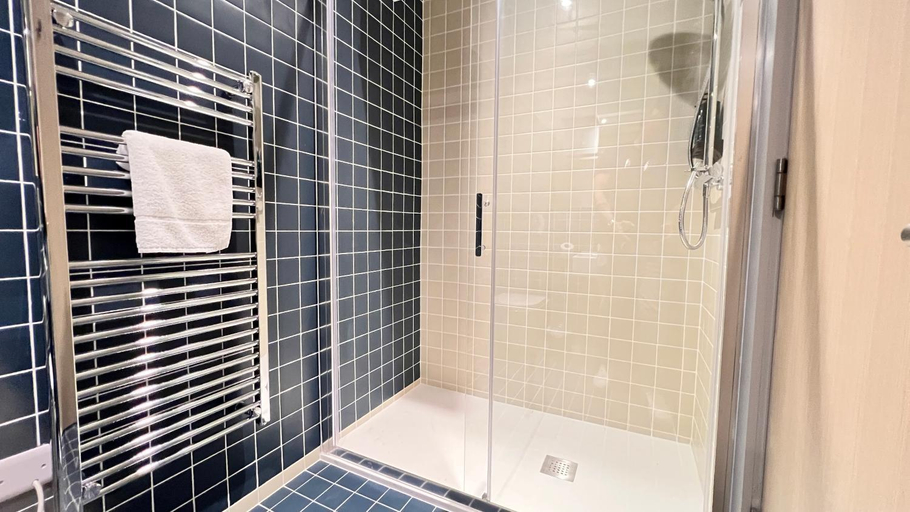 Bathroom 2, Merrion Square Studios, Dublin