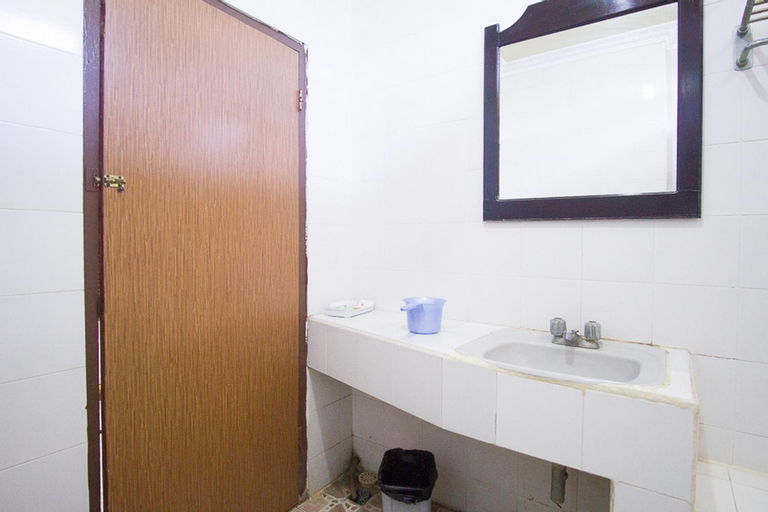 Bathroom 14