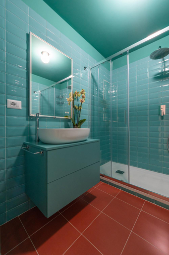 Bathroom 5, Teatro Toledo 272, Napoli