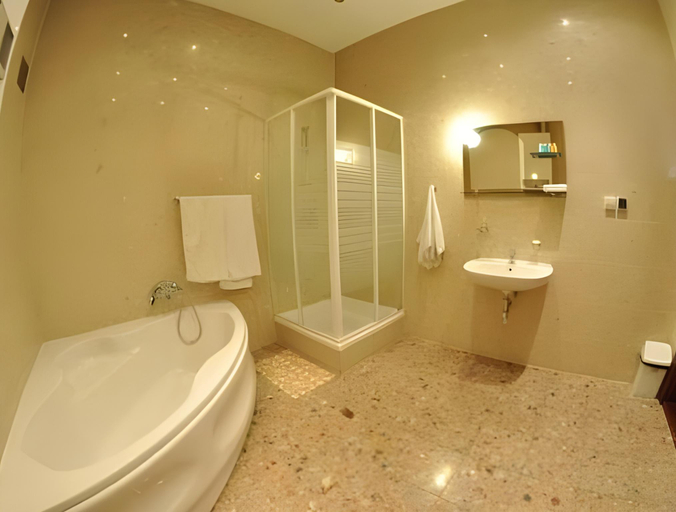Bathroom 2, Euro Aparthotel, Tarnów City