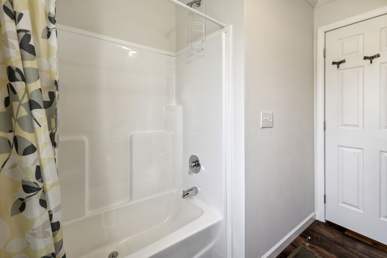 Bathroom 4, Sunsets & Serenity: Port Clinton Waterfront Stay 3 Bedroom Home, Ottawa