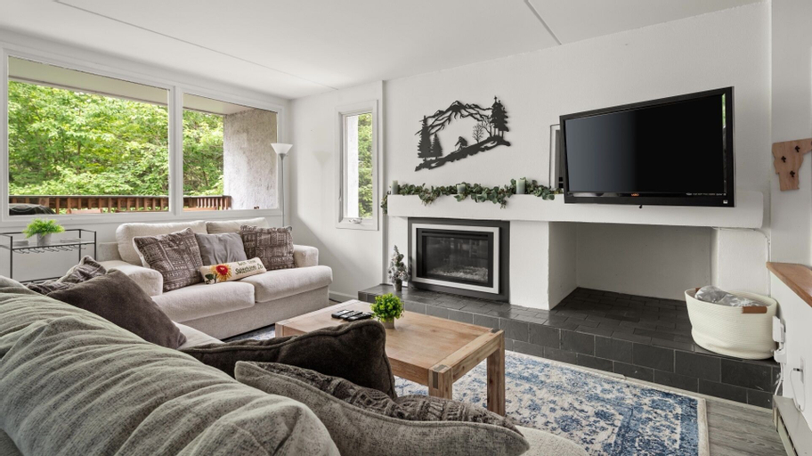Bridges Circle 2 Bedroom Condo by RedAwning, Washington