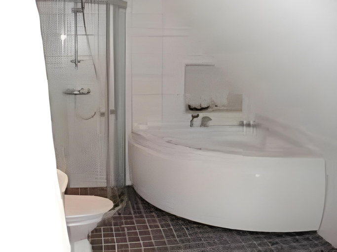 Bathroom 4, Skivarps Gastgivaregard, Skurup