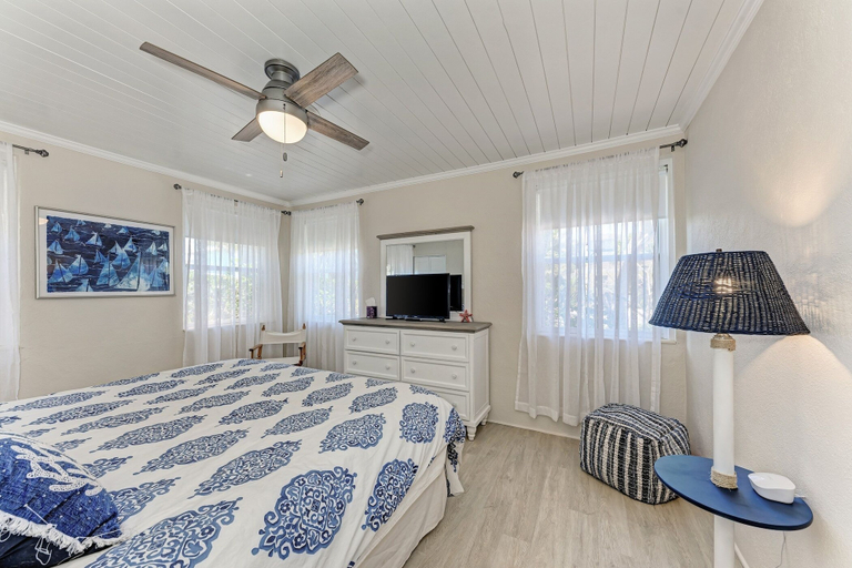 Bedroom 2, Chasing Waves managed by Beach Retreats, Manatee