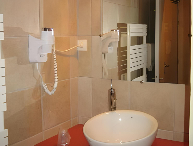 Bathroom 3, Logis - Hotel & restaurant Les Trois Fontaines, Pas-de-Calais