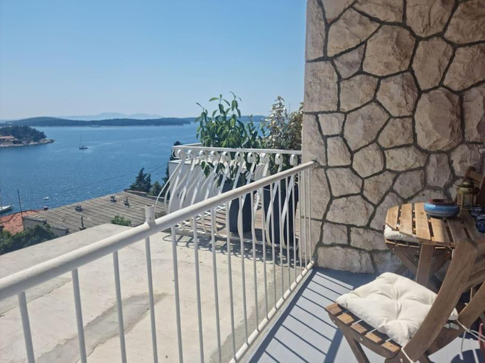 Others 5, Private room with view 1, Hvar