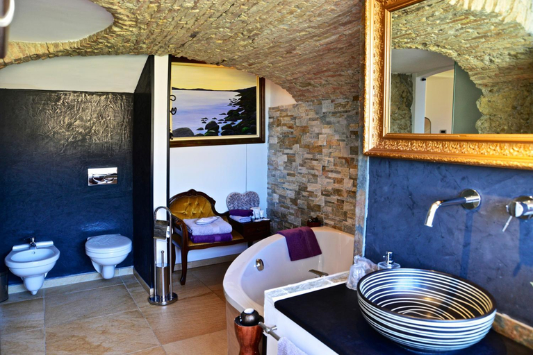 Bathroom 18