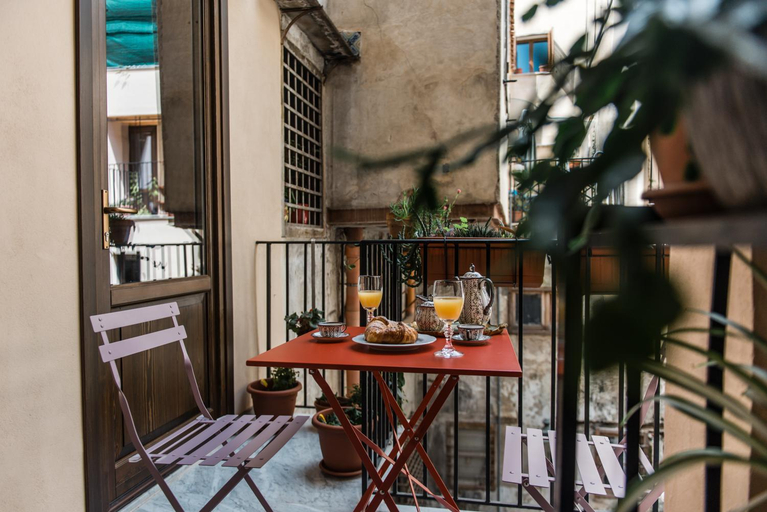 Others 5, B&B Malvasia, Palermo