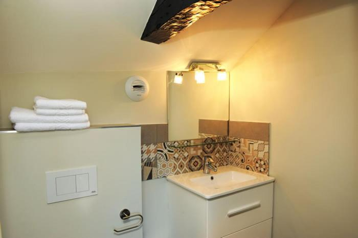 Bathroom 3, Hotel Restaurant Corto Maltese, Morbihan
