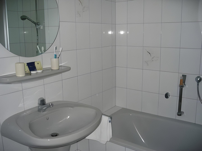 Bathroom 3, Hotel Gruner Baum, Rastatt