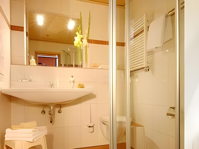 Bathroom 2, Mullers Landhotel, Hochsauerlandkreis