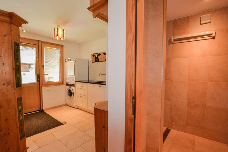Bathroom 3, Topas 7, Raron