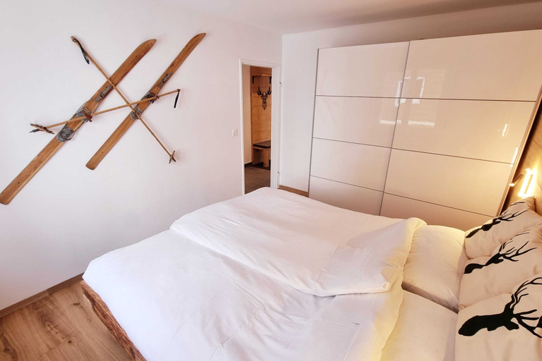 Bedroom 3, Hollandia, Raron