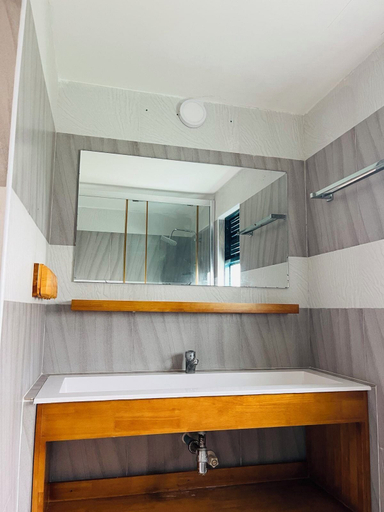 Bathroom 5, LongBeach Laamu