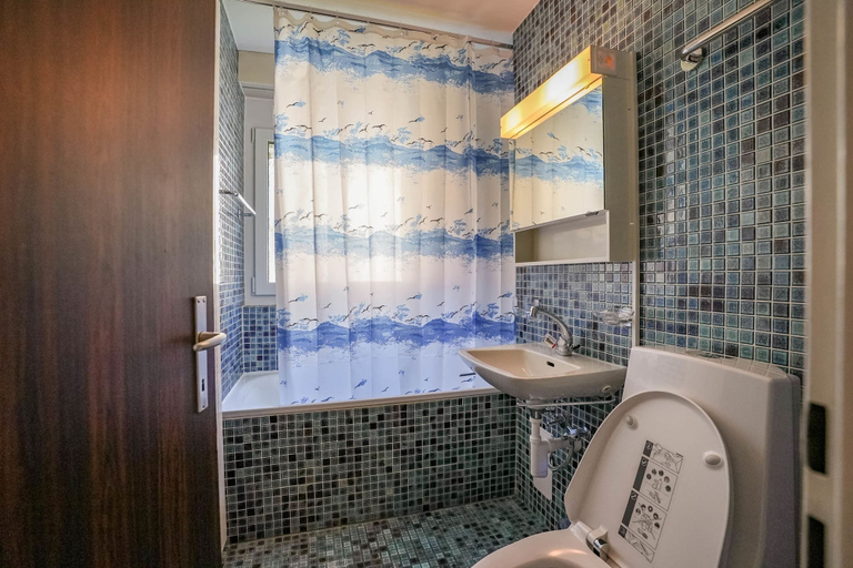 Bathroom, Im Grünen B225, Raron