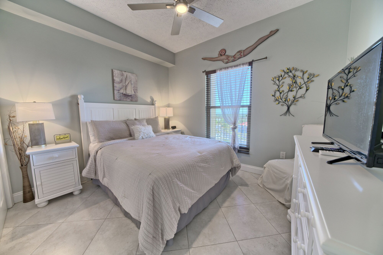 Bedroom 3, Luxurious Beachfront Condo with Beachside Pool Access and Free WiFi - Unit 1202 by RedAwning, Bay