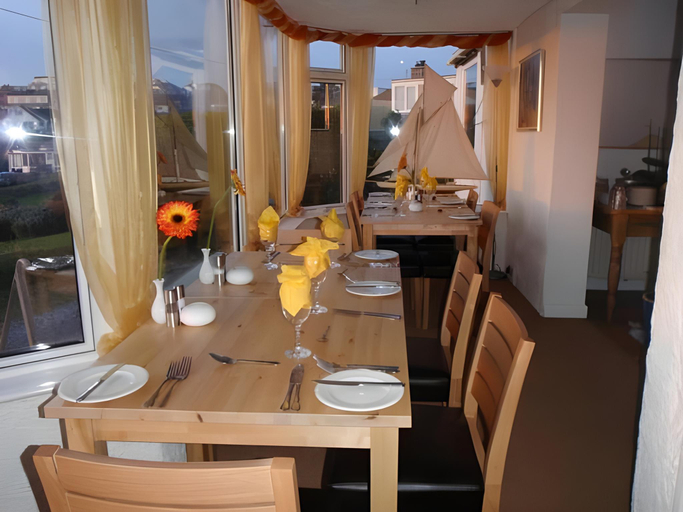 Food & Drinks 4, Mawgan Porth Apartments, Cornwall