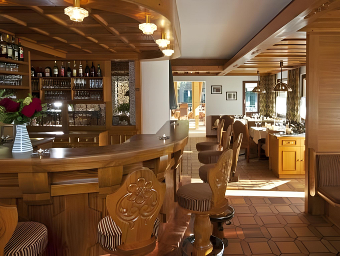Food & Drinks 5, Hotel Romantica, Inn