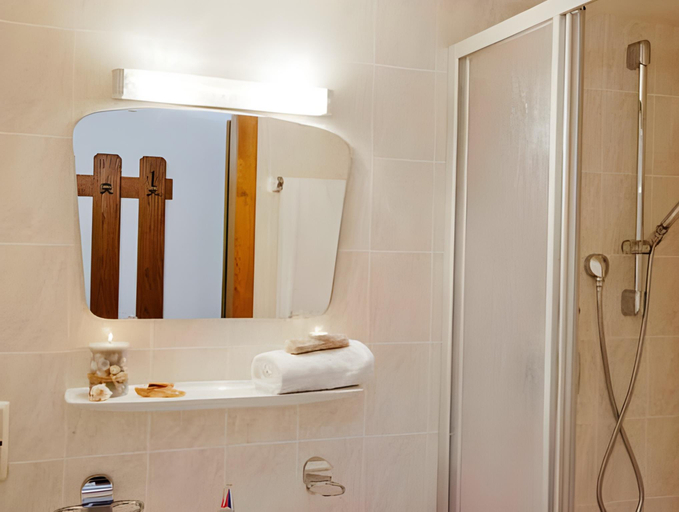 Bathroom 4, Hotel Berghof, Reutte