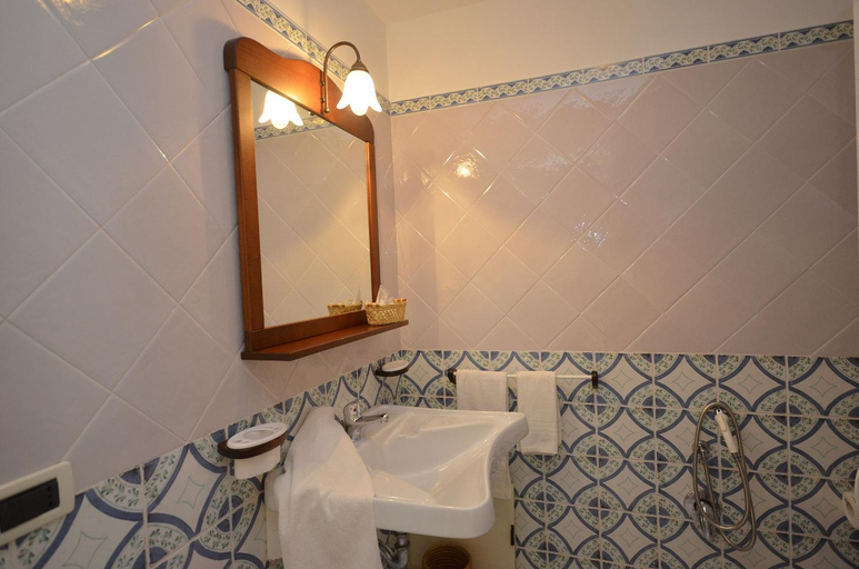 Bathroom 5, Catarin Comfort Rooms, Trapani