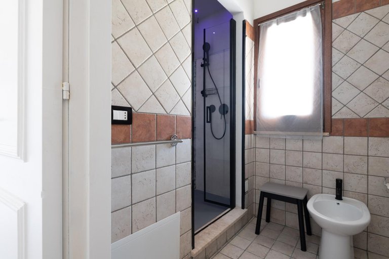 Bathroom 3, Don Pedro 53, Oristano