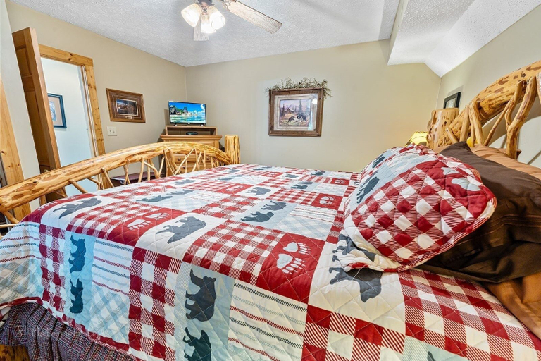 Bedroom 3, 3 Bears One-Level Open Floor Plan Cabin with Pool Table by RedAwning, Sevier
