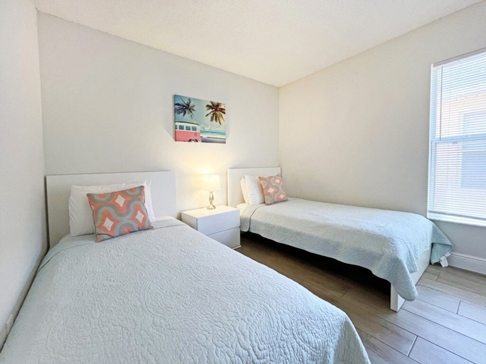 Bedroom 2, Sunshine Villa 5 Bedroom Villa by RedAwning, Osceola
