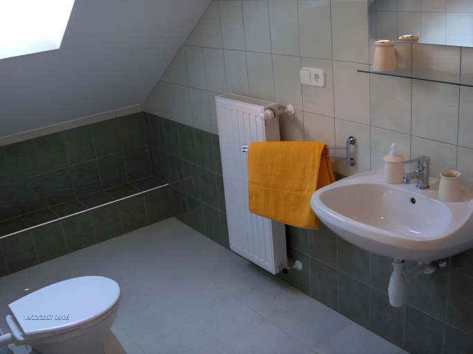 Bathroom 3, Matild Country Hotel, Tapolca