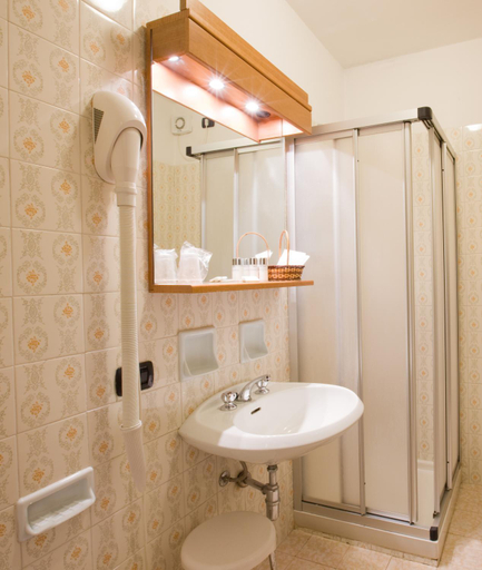 Bathroom 5, Hotel Carlone, Trento