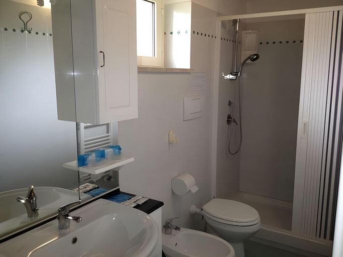 Bathroom 3, I Lecci Guesthouse, Latina