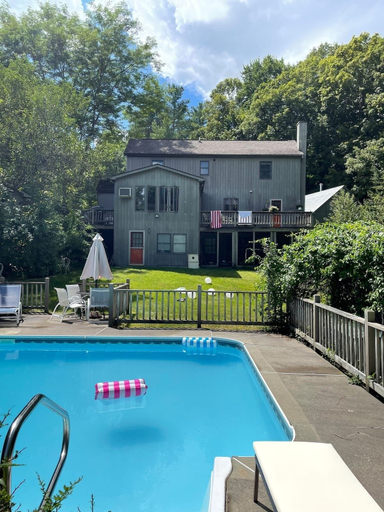 Sport & Beauty, Bear Pass - Mountain View 4 Bedroom Home by RedAwning, Bennington