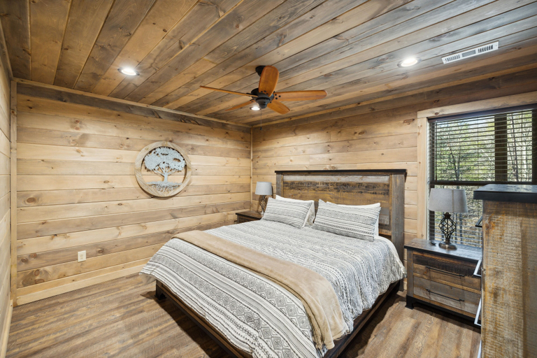 Bedroom 2, Hillside Hideaway 3 Bedroom Cabin by RedAwning, Sevier