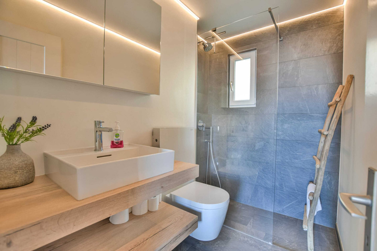 Bathroom, Mitenand Attika, Raron
