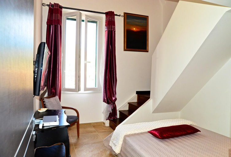 Bedroom 2, B&B Torre Porta Marina, Imperia