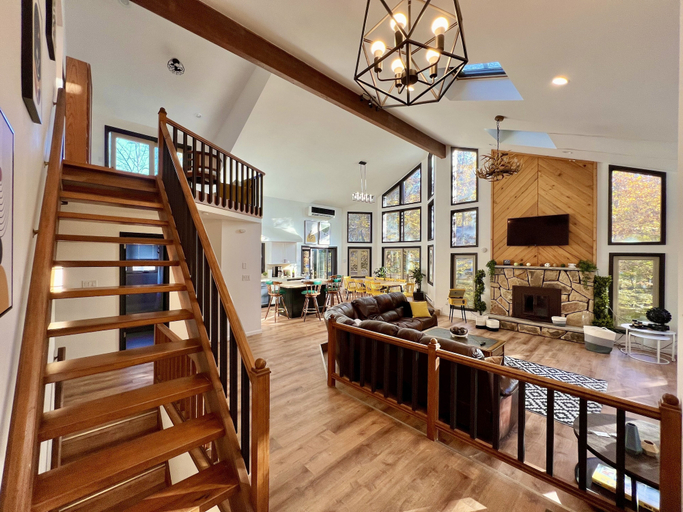 Waterfront Mansion W hot-tub & Pool by RedAwning, Monroe