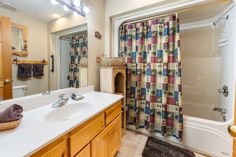 Bathroom 4, 3 Bears One-Level Open Floor Plan Cabin with Pool Table by RedAwning, Sevier