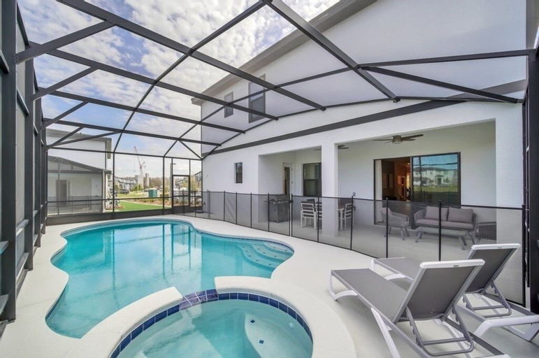 5890high 12 Bedroom Villa, Orange
