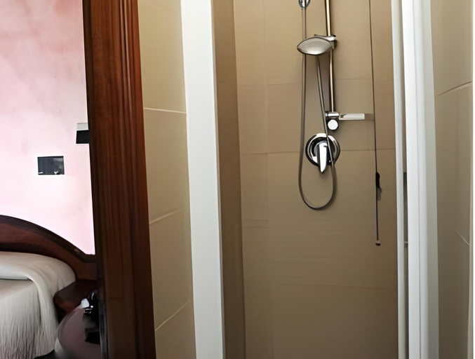 Bathroom, Drake, Modena