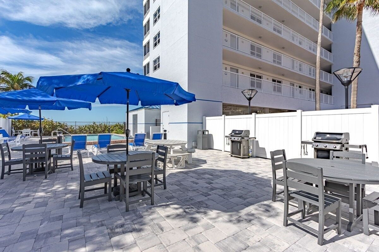 Food & Drinks, Beach Villas # 306 by RedAwning - 15% off through September 2024, Lee
