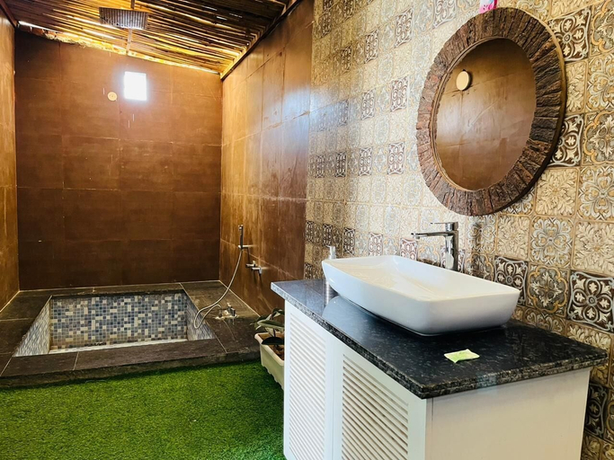 Bathroom 4, The Ashoka Farms & Resort, Gurgaon