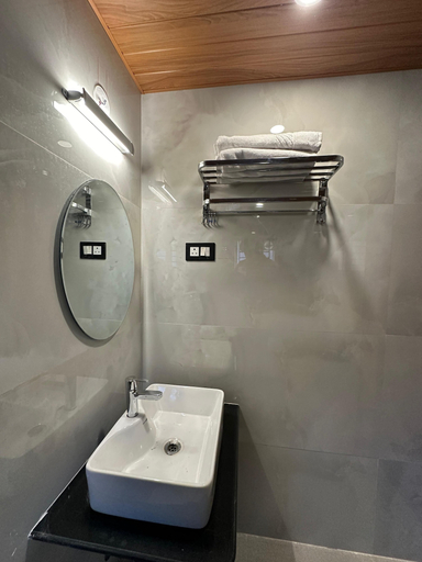 Bathroom 3, shri katyayani palace, Uttara Kannada