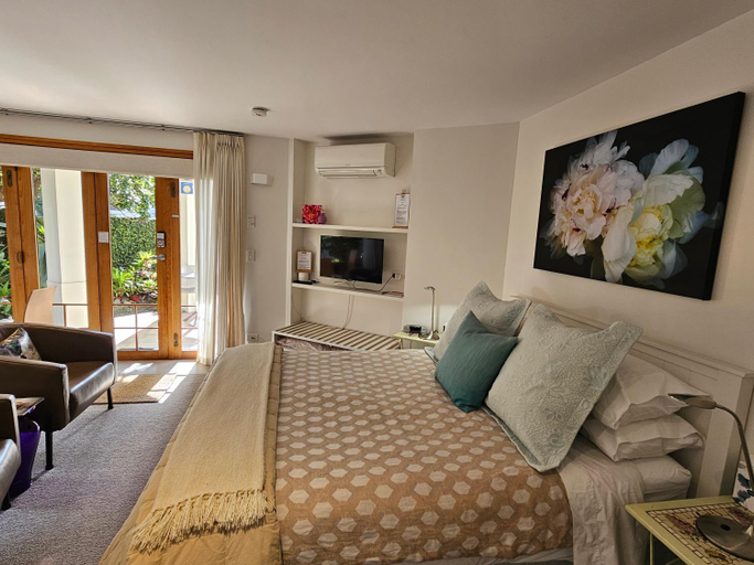 Others 4, Parnell Garden Suite, Waitakere