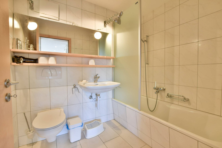 Bathroom, Sophia 2, Raron