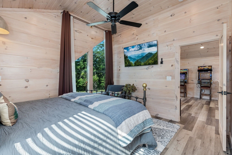 Bedroom 3, Abide 3 Bedroom Cabin by RedAwning, Sevier