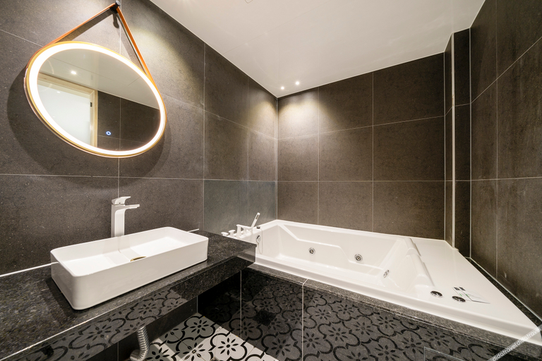Bathroom 5, Dongdaemun History and Culture Park Station Laon , Jung