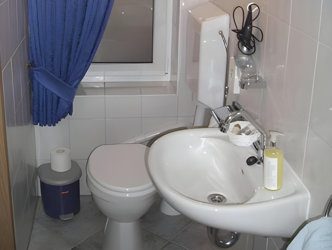 Bathroom 3, Gastehaus Richter, Garmisch-Partenkirchen
