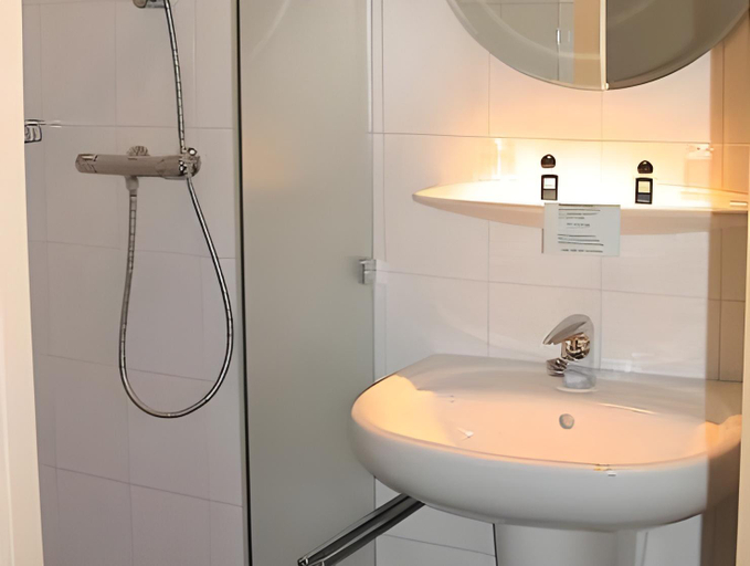 Bathroom 3, Hotel Cafe Restaurant "De Kroon", inclusief ontbijt, Noord-Beveland