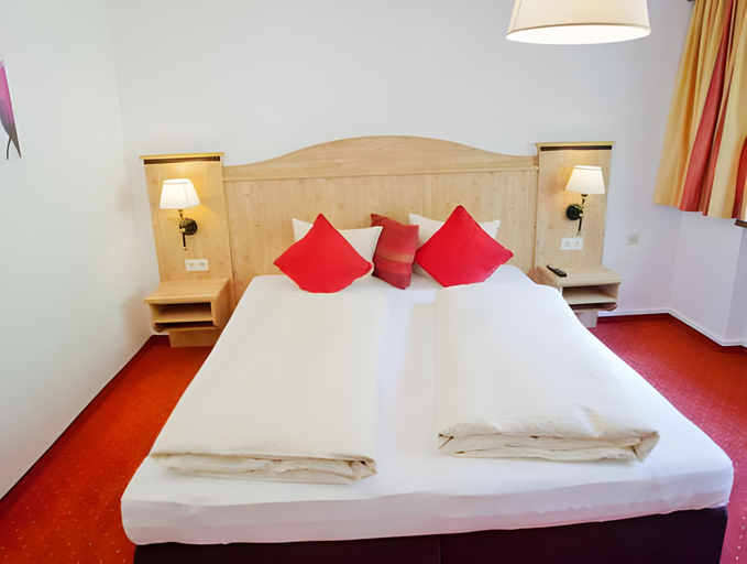 Bedroom 3, Hotel Berghof, Reutte