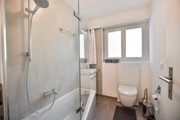 Bathroom, Rhodania, Raron